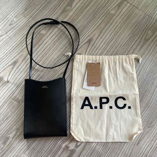 アーペーセー(A.P.C)のA.P.C. レザー ネックポーチ 【2023年春夏新作】(ショルダーバッグ)