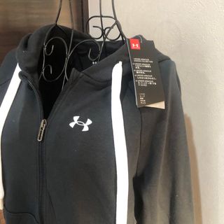 アンダーアーマー(UNDER ARMOUR)の新品未使用タグ付き　アンダーアーマー　フルジップパーカー　フーディ  レディース(パーカー)