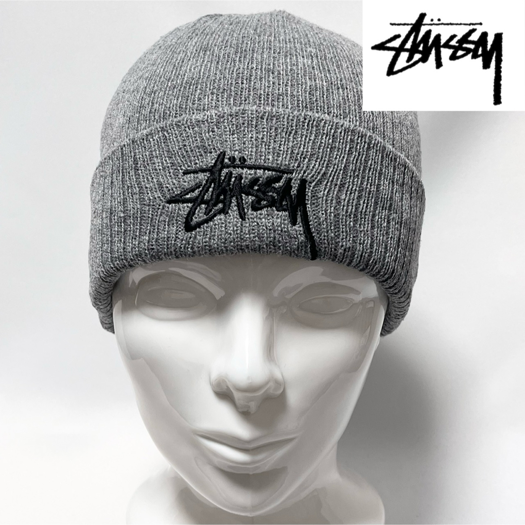 STUSSY(ステューシー)の【美品】STUSSYステューシー ①BIGストックロゴ刺繍ニットキャップ GRY メンズの帽子(ニット帽/ビーニー)の商品写真