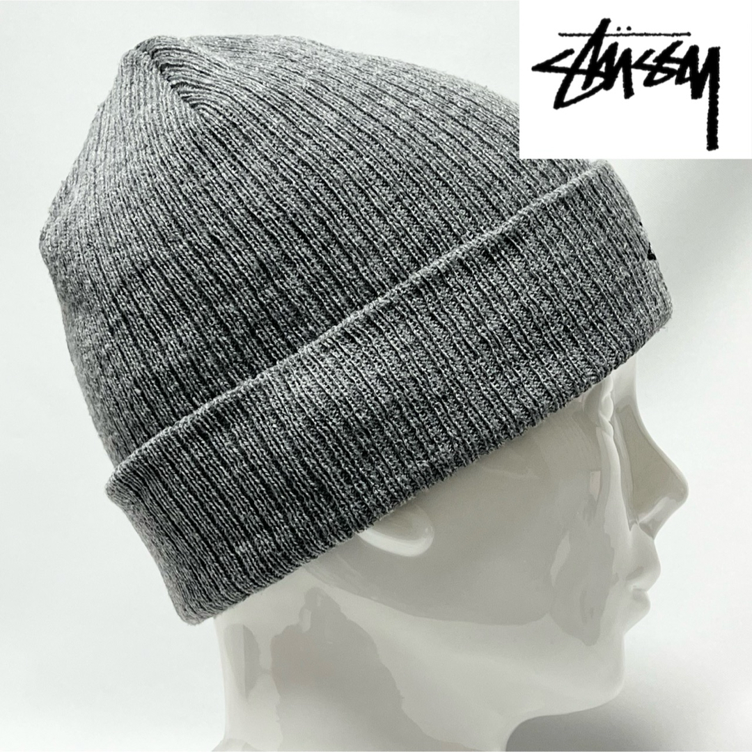 STUSSY(ステューシー)の【美品】STUSSYステューシー ①BIGストックロゴ刺繍ニットキャップ GRY メンズの帽子(ニット帽/ビーニー)の商品写真