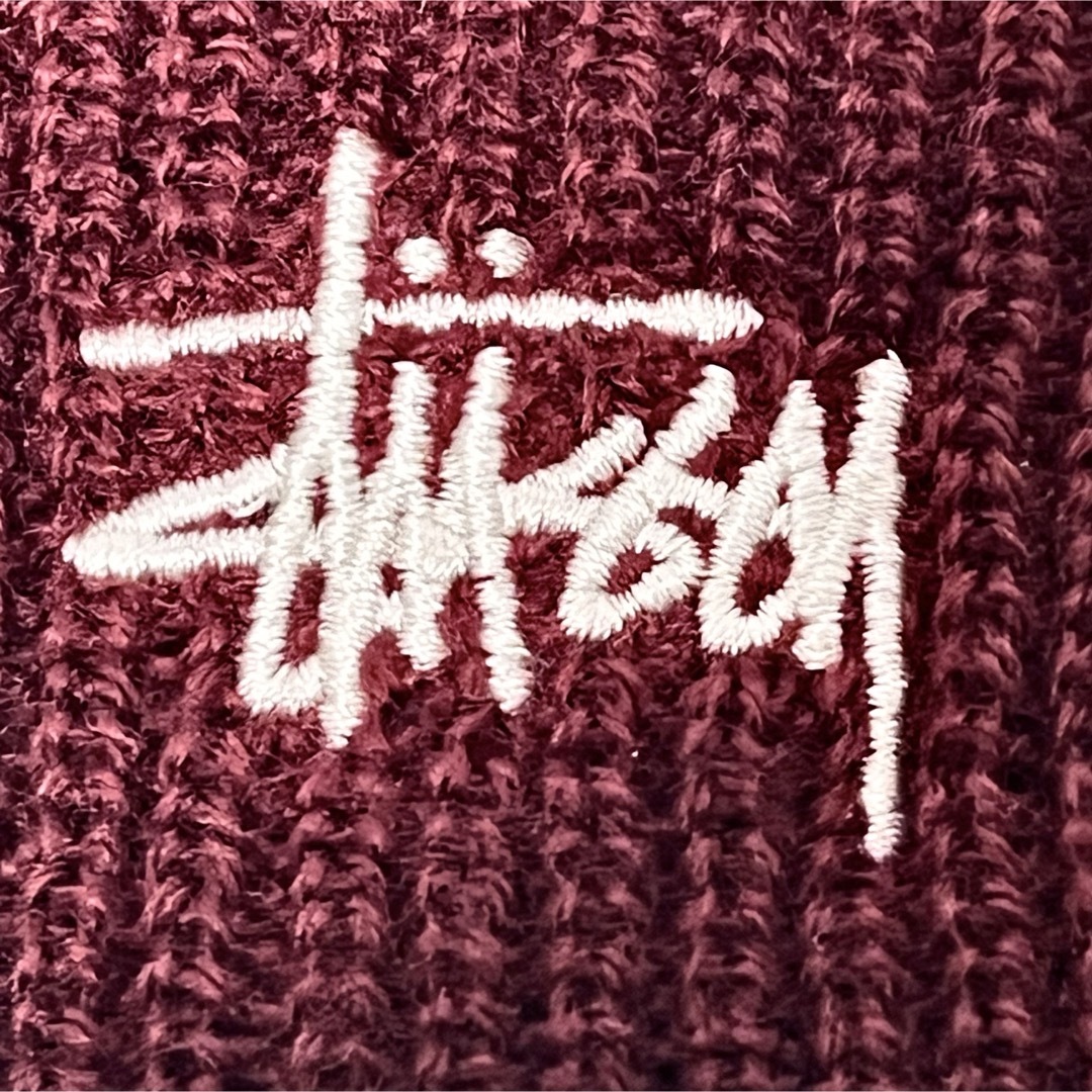 STUSSY(ステューシー)の【新品】STUSSYステューシー③ショーンフォントロゴ刺繍ニットキャップ BUR メンズの帽子(ニット帽/ビーニー)の商品写真