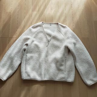 ユニクロ(UNIQLO)のユニクロ　ノーカラーフリース　ホワイト　M(その他)