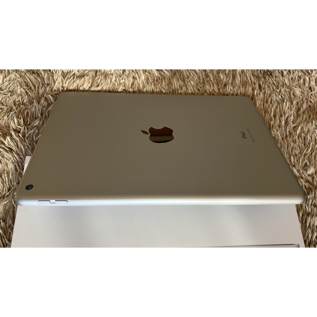 iPad(アイパッド)の【超美品】 iPad 第7世代 WiFi 32GB シルバー スマホ/家電/カメラのPC/タブレット(タブレット)の商品写真