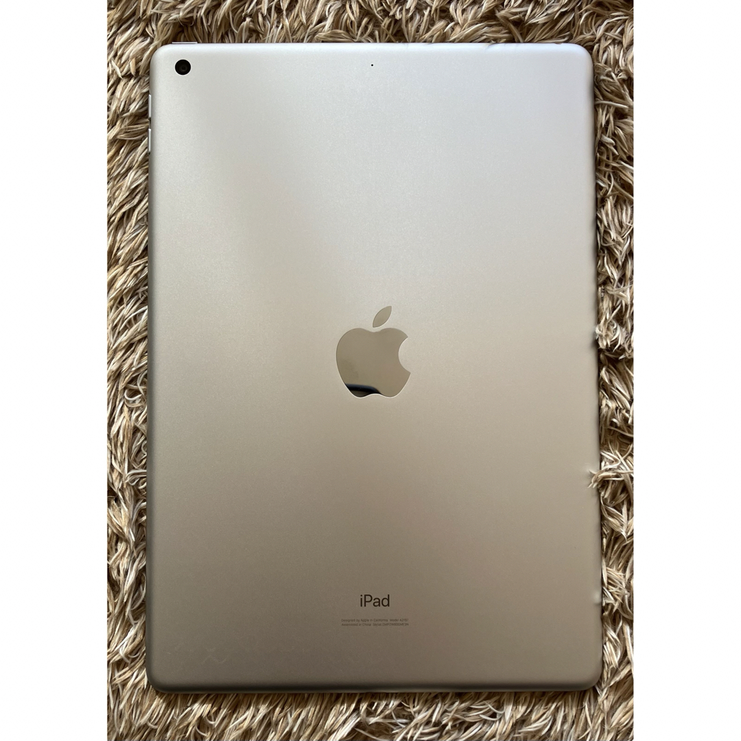 iPad(アイパッド)の【超美品】 iPad 第7世代 WiFi 32GB シルバー スマホ/家電/カメラのPC/タブレット(タブレット)の商品写真