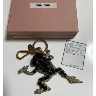 ミュウミュウ(miumiu)のmiu miu  カエル　トカゲ　クリスタル　バッグチャームmiu miu(キーホルダー)