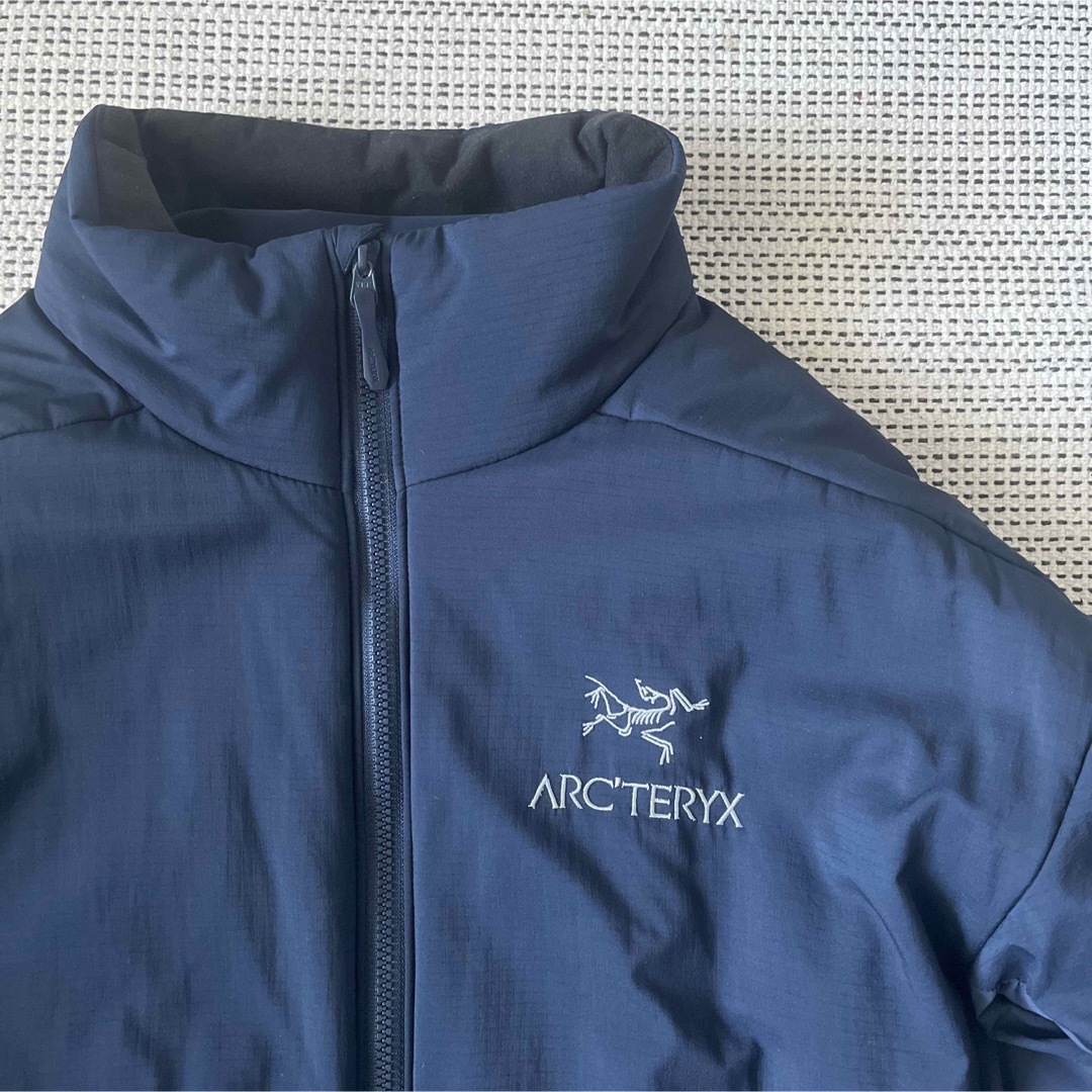 ARC'TERYX(アークテリクス)の【美品】アークテリクス　ATOM AR JACKET  ネイビー メンズのジャケット/アウター(ダウンジャケット)の商品写真