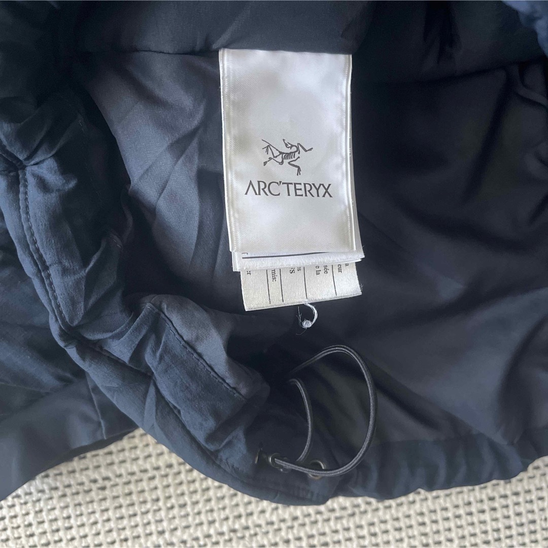 ARC'TERYX(アークテリクス)の【美品】アークテリクス　ATOM AR JACKET  ネイビー メンズのジャケット/アウター(ダウンジャケット)の商品写真