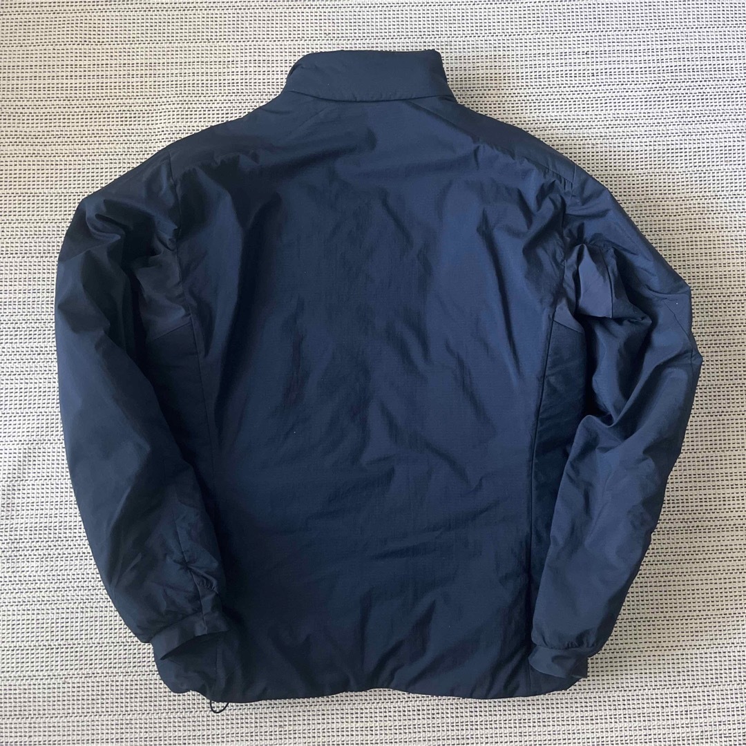 ARC'TERYX(アークテリクス)の【美品】アークテリクス　ATOM AR JACKET  ネイビー メンズのジャケット/アウター(ダウンジャケット)の商品写真