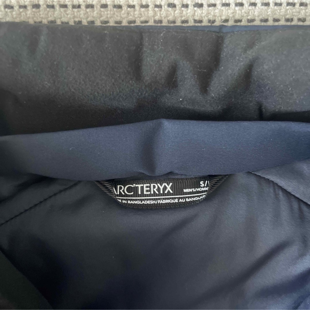 ARC'TERYX(アークテリクス)の【美品】アークテリクス　ATOM AR JACKET  ネイビー メンズのジャケット/アウター(ダウンジャケット)の商品写真
