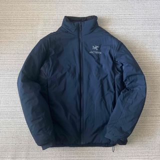 アークテリクス(ARC'TERYX)の【美品】アークテリクス　ATOM AR JACKET  ネイビー(ダウンジャケット)