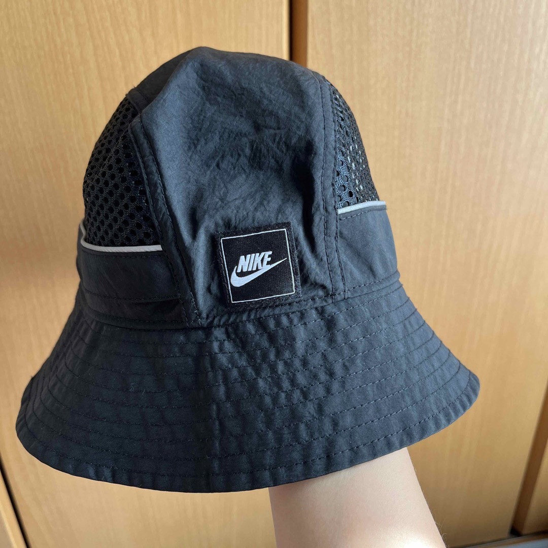 NIKE(ナイキ)のNIKE　バケットハット　ブラック　メッシュ　S/Mサイズ レディースの帽子(ハット)の商品写真