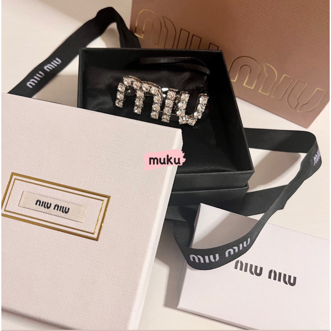 miumiu(ミュウミュウ)のmiumiu ビジュー ロゴ ヘアクリップ silver レディースのヘアアクセサリー(バレッタ/ヘアクリップ)の商品写真