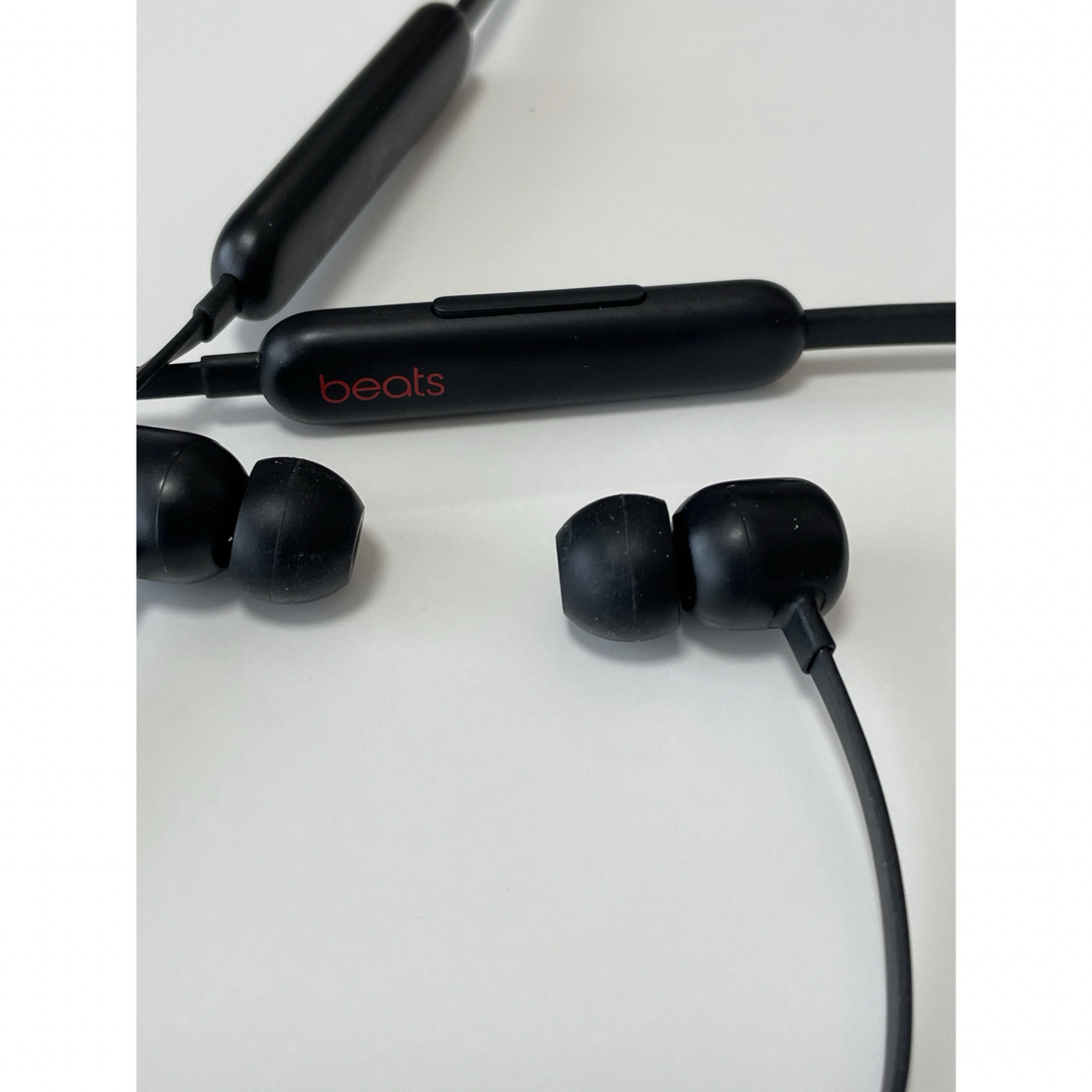 Beats by Dr Dre(ビーツバイドクタードレ)のBeats Flex イヤフォン ブラック MYMC2PAA スマホ/家電/カメラのオーディオ機器(ヘッドフォン/イヤフォン)の商品写真