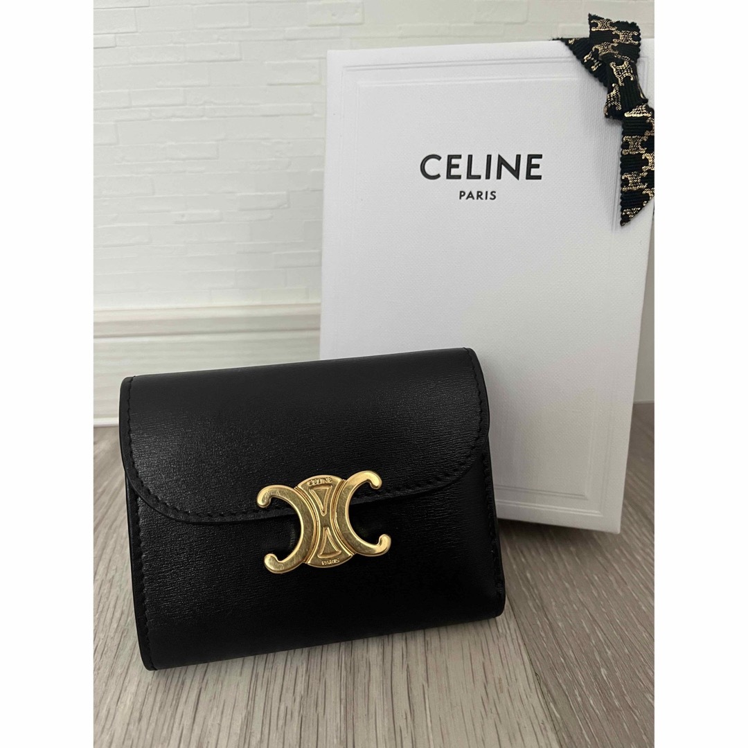 CELINE スモールウォレット トリオンフ シャイニーカーフスキン ブラックスモールウォレット