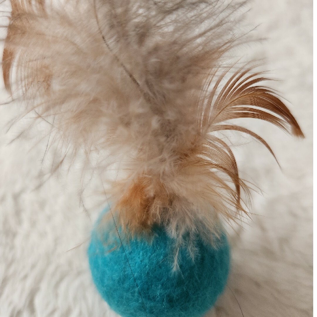 ドギーマン　羽つき羊毛ボール　5個 その他のペット用品(猫)の商品写真