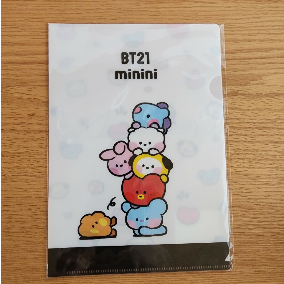 BT21(ビーティーイシビル)のBT21 minini ハピネス缶バッジ H賞 A5 クリアファイル エンタメ/ホビーのタレントグッズ(アイドルグッズ)の商品写真