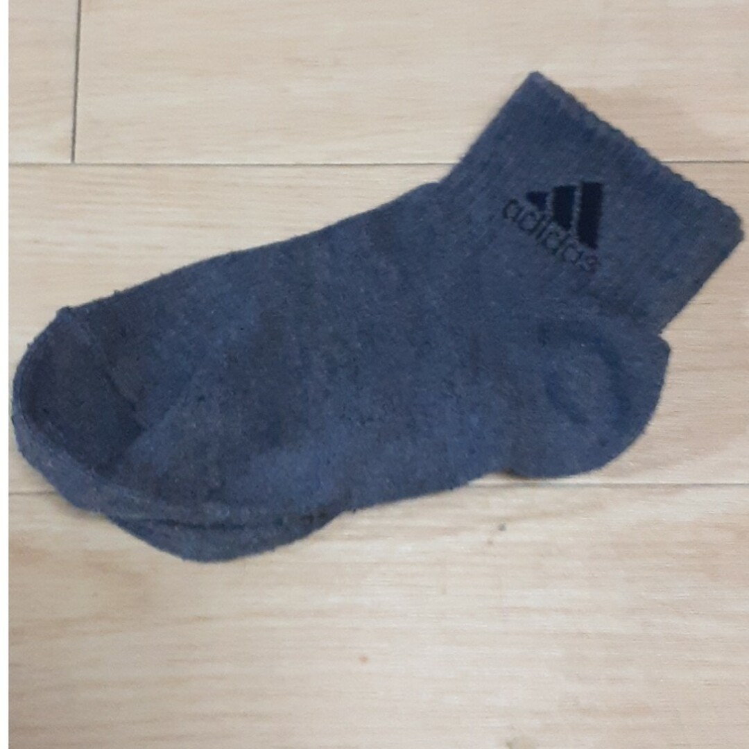 adidas(アディダス)のアディダス　靴下　15～17cm キッズ/ベビー/マタニティのこども用ファッション小物(靴下/タイツ)の商品写真