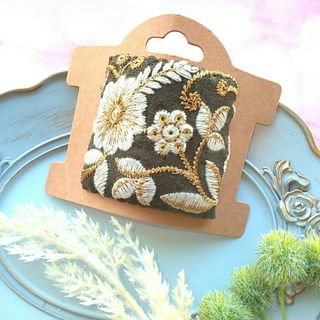 カーキグリーンの花柄インド刺繍リボンの四角いポニーフック(ヘアアクセサリー)