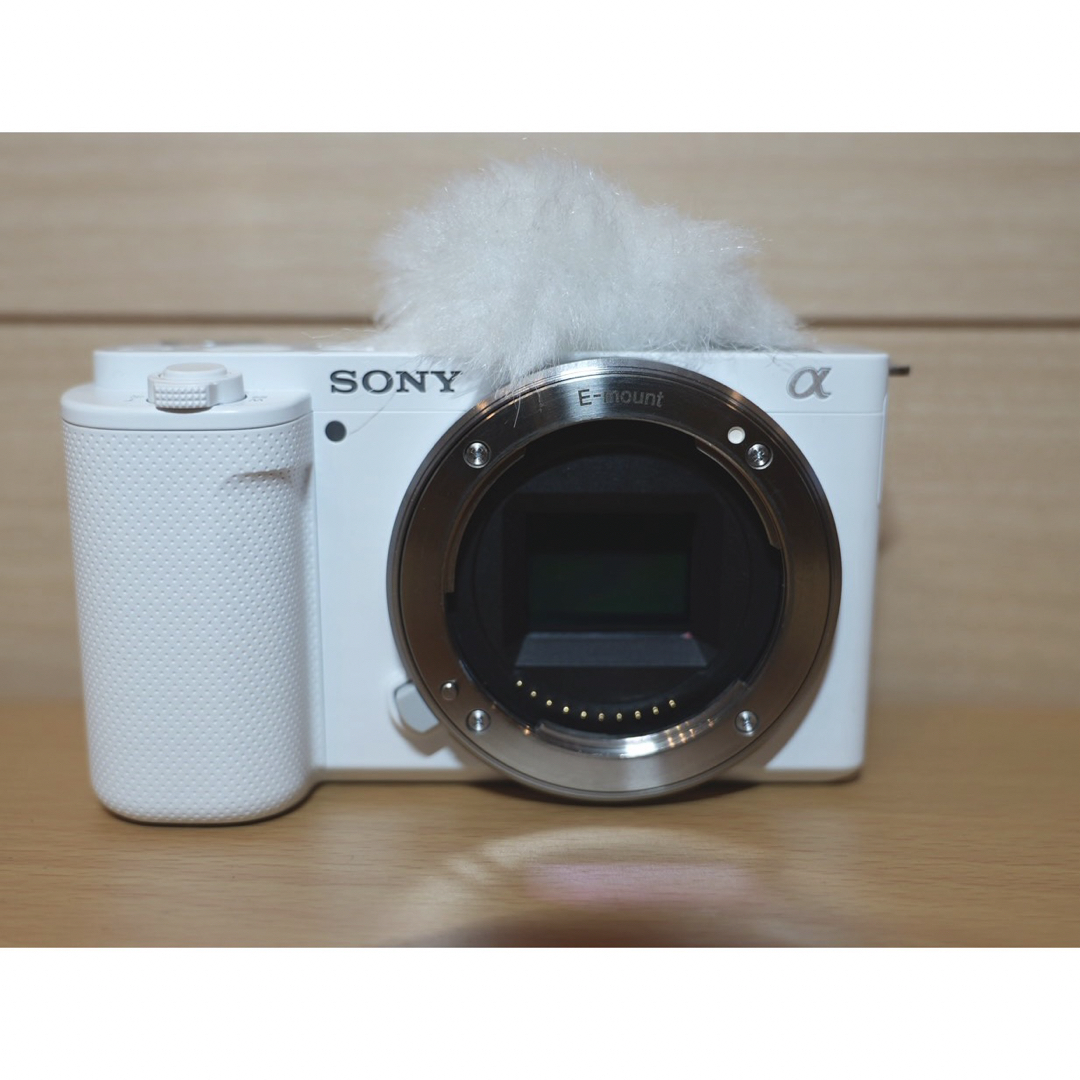 SONY(ソニー)のソニー SONY ZV-E10 ボディ ホワイト ミラーレス 一眼カメラ スマホ/家電/カメラのカメラ(ミラーレス一眼)の商品写真