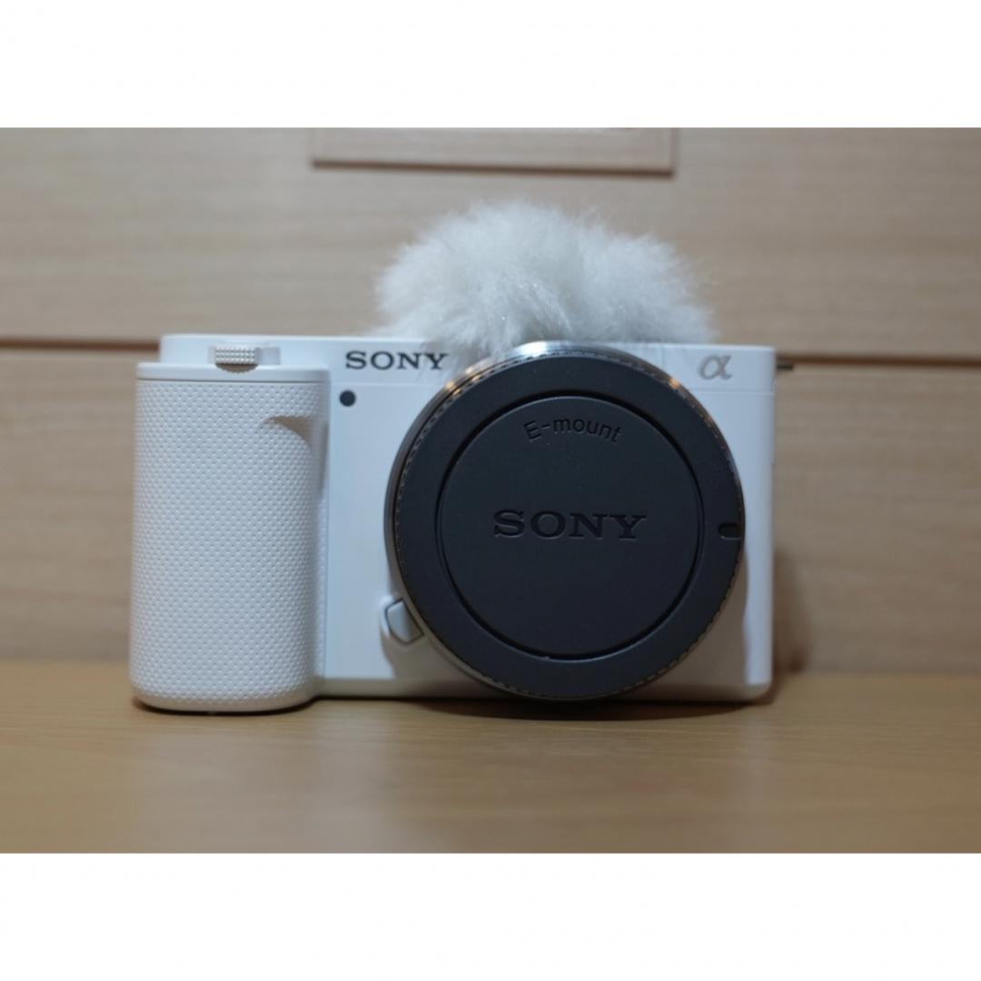 SONY(ソニー)のソニー SONY ZV-E10 ボディ ホワイト ミラーレス 一眼カメラ スマホ/家電/カメラのカメラ(ミラーレス一眼)の商品写真