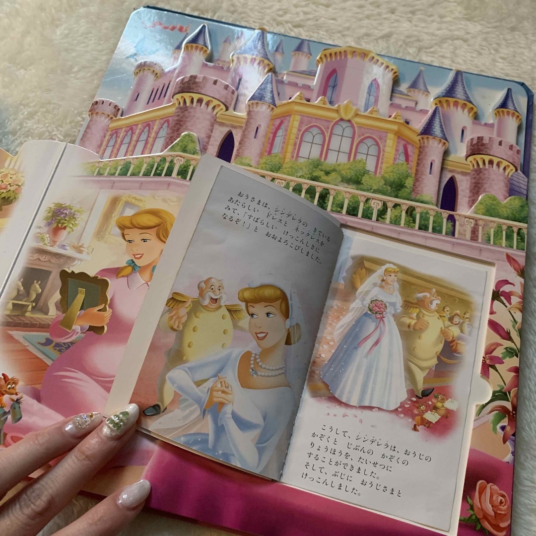 Disney(ディズニー)のディズニー絵本　プリンセスむかしむかしおしろで… エンタメ/ホビーの本(絵本/児童書)の商品写真