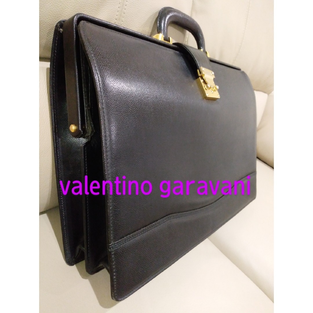 valentino garavani(ヴァレンティノガラヴァーニ)の本革 黒ダレスバッグ/ 革製ドクターバッグ/ブラックビジネスバッグ メンズのバッグ(ビジネスバッグ)の商品写真