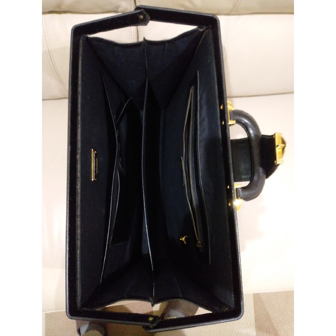 valentino garavani(ヴァレンティノガラヴァーニ)の本革 黒ダレスバッグ/ 革製ドクターバッグ/ブラックビジネスバッグ メンズのバッグ(ビジネスバッグ)の商品写真
