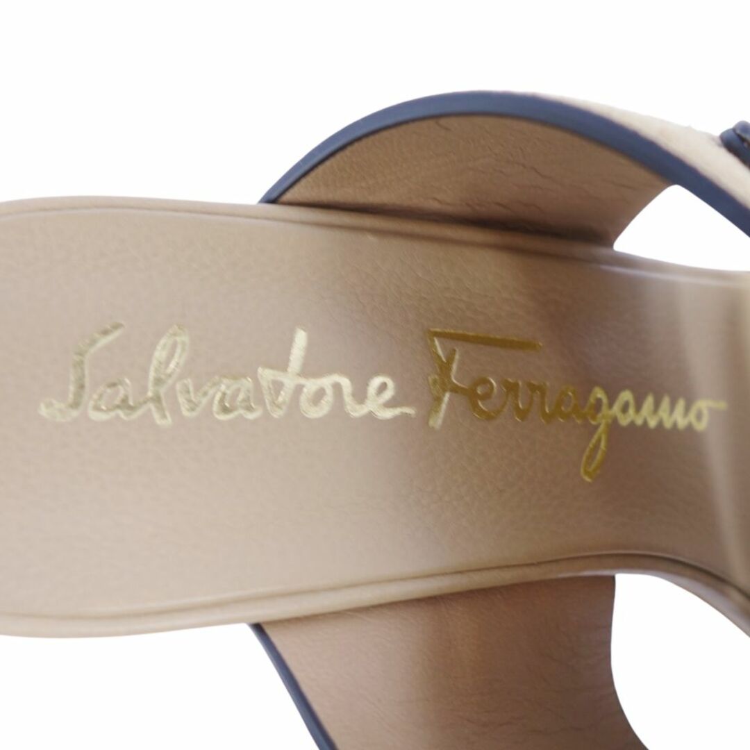 Salvatore Ferragamo(サルヴァトーレフェラガモ)の美品 サルヴァトーレ フェラガモ Salvatore Ferragamo サンダル ガンチーニ金具 スウェードレザー ウェッジソール シューズ 靴 レディース 5 1/2C(23cm相当) ベージュ レディースの靴/シューズ(サンダル)の商品写真