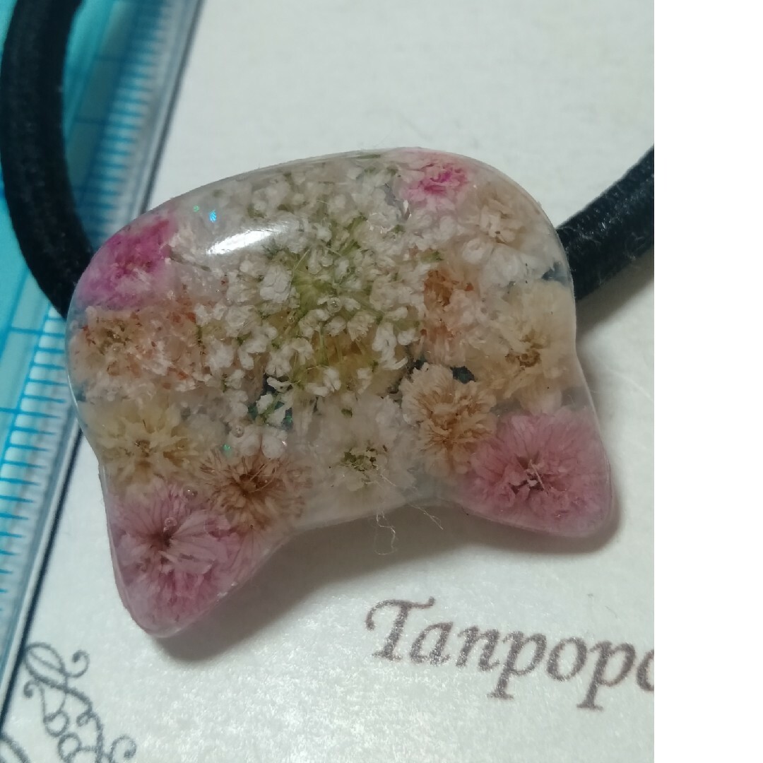 ヘアゴム ハンドメイド レジン☆ 可愛い お花の 白猫ちゃん 白色 ピンク色系