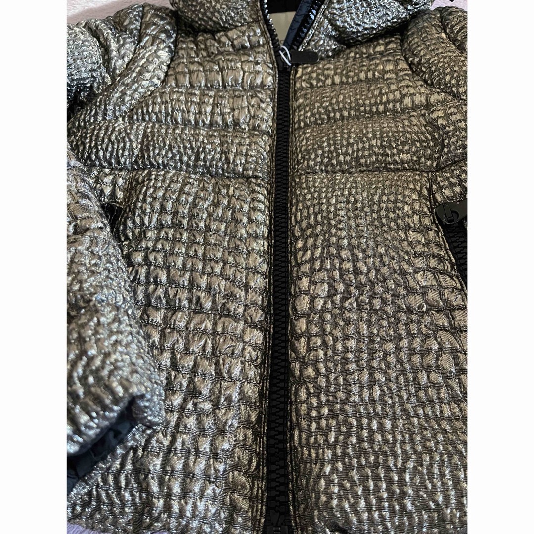 MONCLER(モンクレール)の【美品】MONCLER ダウンコート　ゴールド レディースのジャケット/アウター(ダウンジャケット)の商品写真