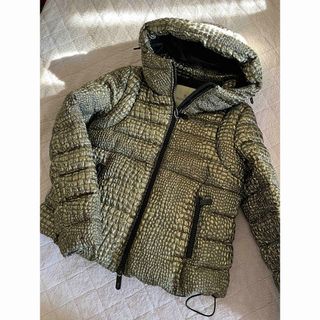 アニメタグが若干剥がれありますモンクレール　MONCLER   ダウンジャケット　腰ベルト　ゴールド系