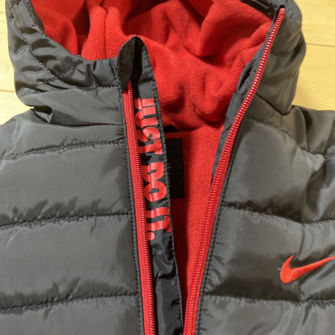 NIKE(ナイキ)の新品　ナイキ　ダウンジャケット　110  120 ブラック　レッド キッズ/ベビー/マタニティのキッズ服男の子用(90cm~)(ジャケット/上着)の商品写真