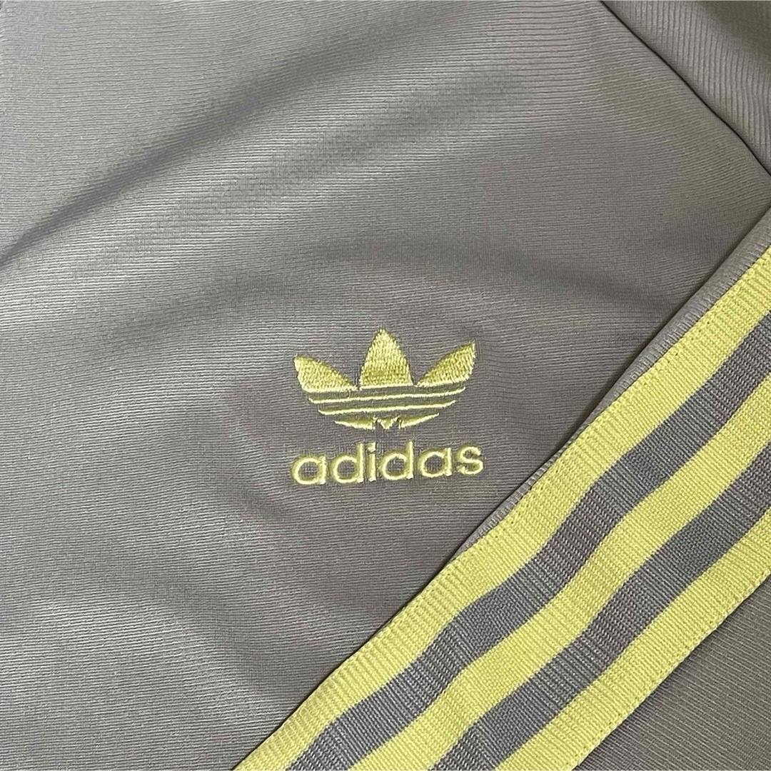 adidas(アディダス)のL美品】アディダス刺繍トラックジャケット古着ジャージ　希少ライトグレー灰色 メンズのトップス(ジャージ)の商品写真