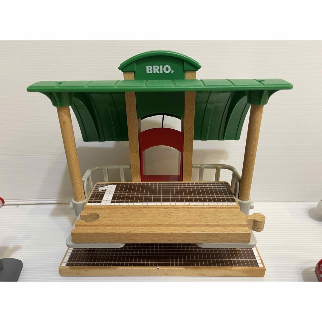 BRIO(ブリオ)のBRIO ブリオ 2階建駅舎 他電車等まとめ売り エンタメ/ホビーのおもちゃ/ぬいぐるみ(鉄道模型)の商品写真