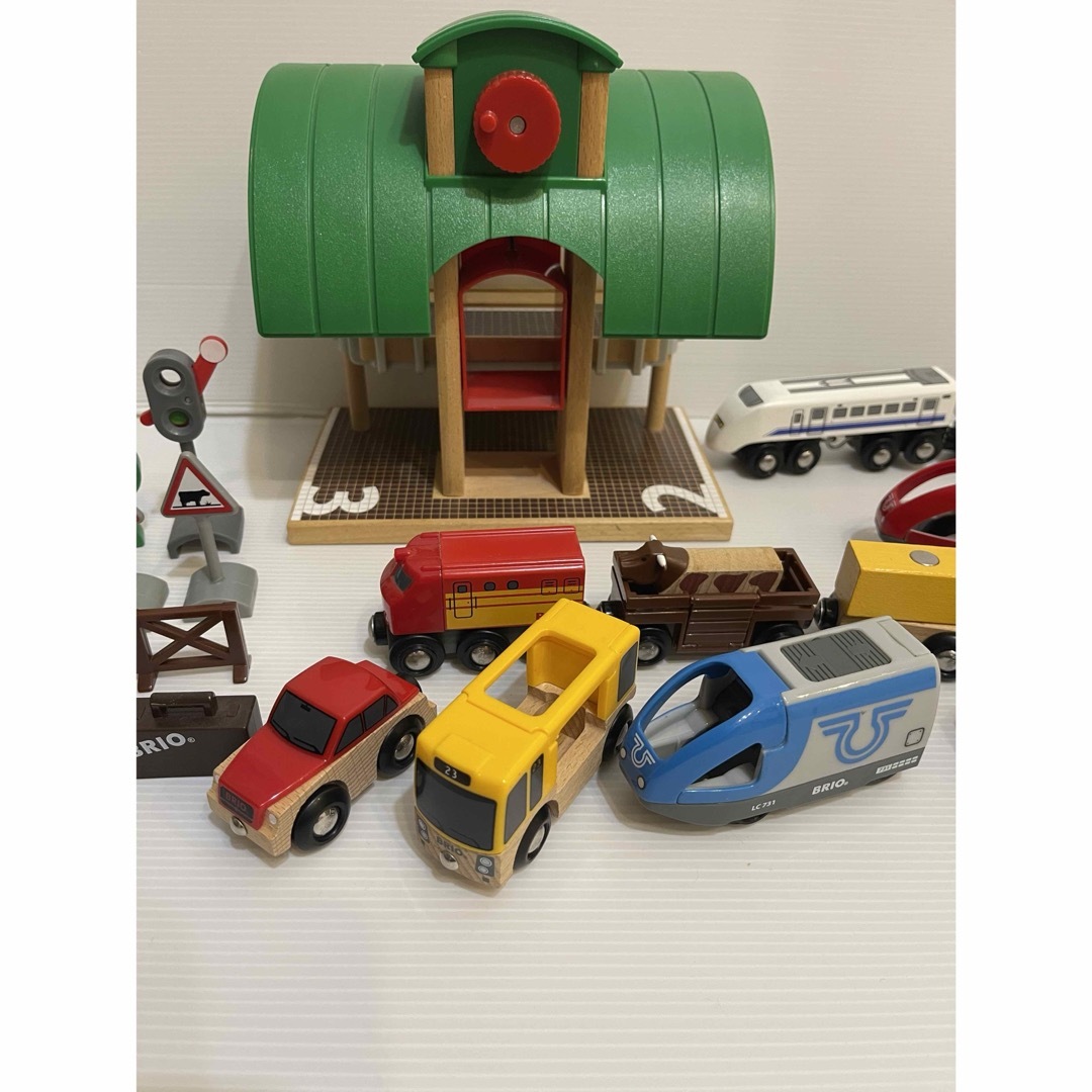 BRIO(ブリオ)のBRIO ブリオ 2階建駅舎 他電車等まとめ売り エンタメ/ホビーのおもちゃ/ぬいぐるみ(鉄道模型)の商品写真