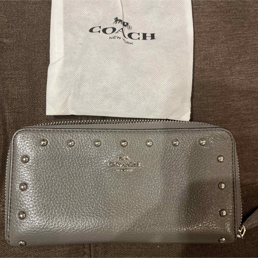 COACH(コーチ)の【美品】コーチ♡スタッズ付き長財布 レディースのファッション小物(財布)の商品写真