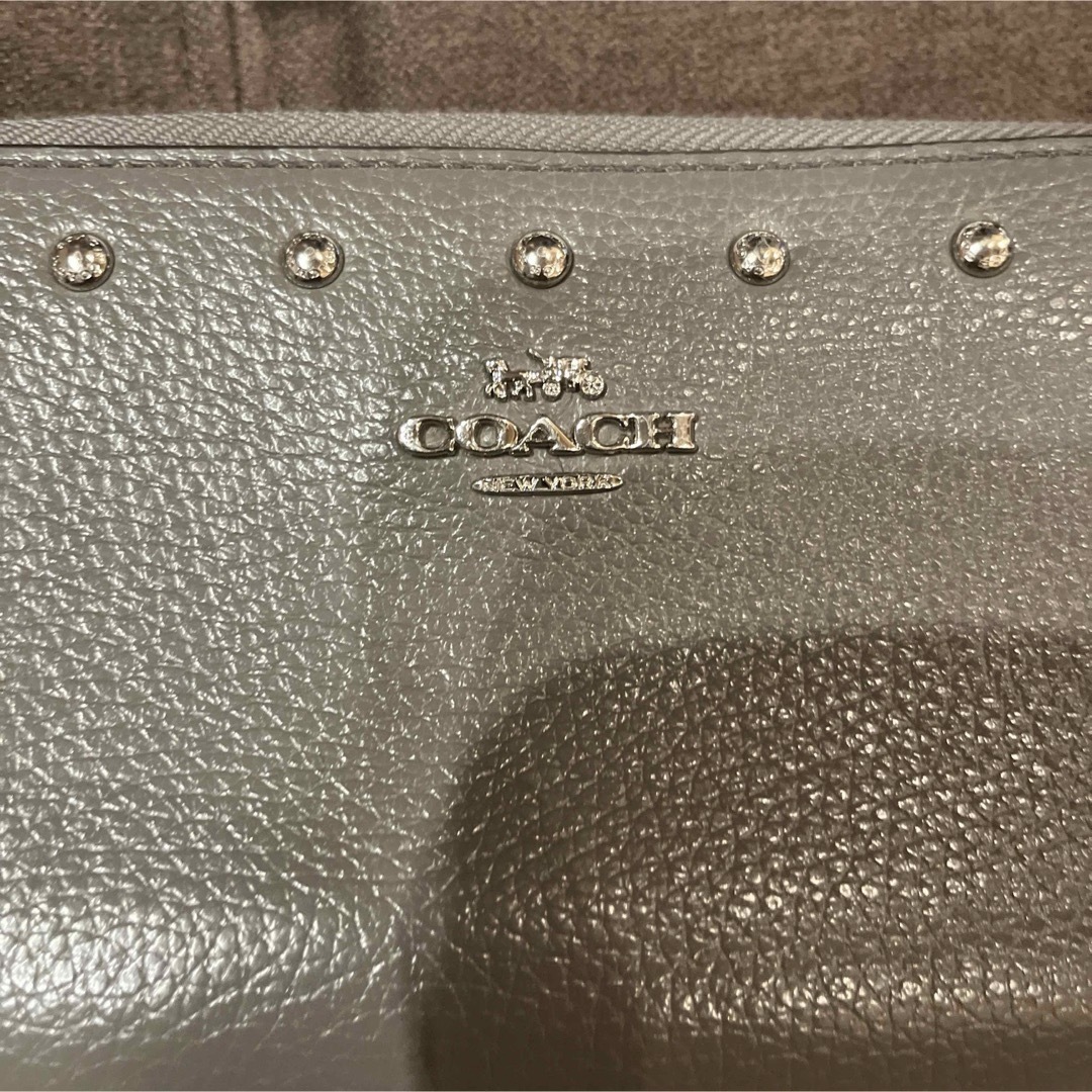 COACH(コーチ)の【美品】コーチ♡スタッズ付き長財布 レディースのファッション小物(財布)の商品写真