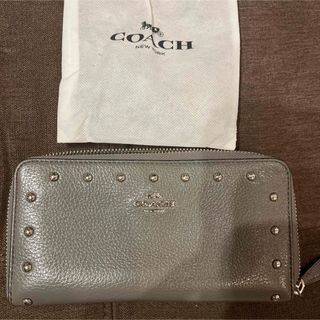 コーチ(COACH)の【美品】コーチ♡スタッズ付き長財布(財布)