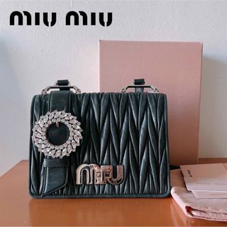 ミュウミュウ(miumiu)のミュウミュウ　miumiu マテラッセクリスタルクロスボディバッグ　黒ショルダー(ショルダーバッグ)