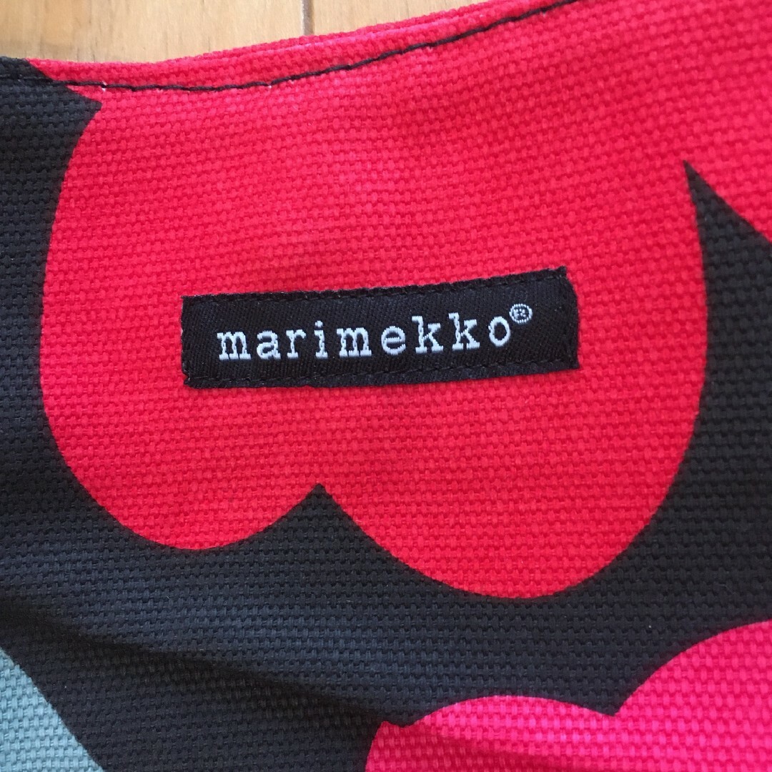 marimekko(マリメッコ)の【marimekko】新品未使用 ショルダー メッセンジャーバッグ 赤黒 花柄 レディースのバッグ(ショルダーバッグ)の商品写真