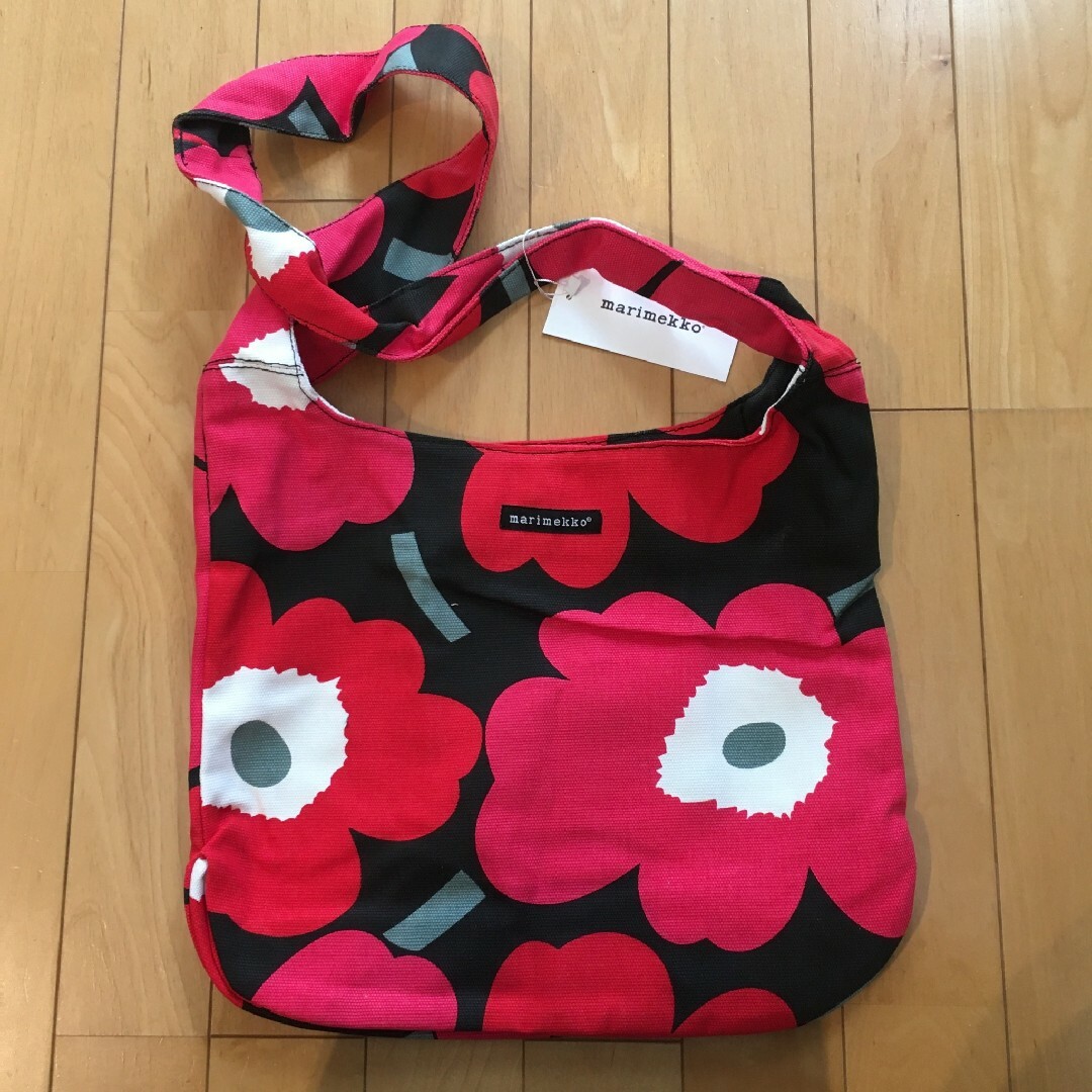 marimekko(マリメッコ)の【marimekko】新品未使用 ショルダー メッセンジャーバッグ 赤黒 花柄 レディースのバッグ(ショルダーバッグ)の商品写真