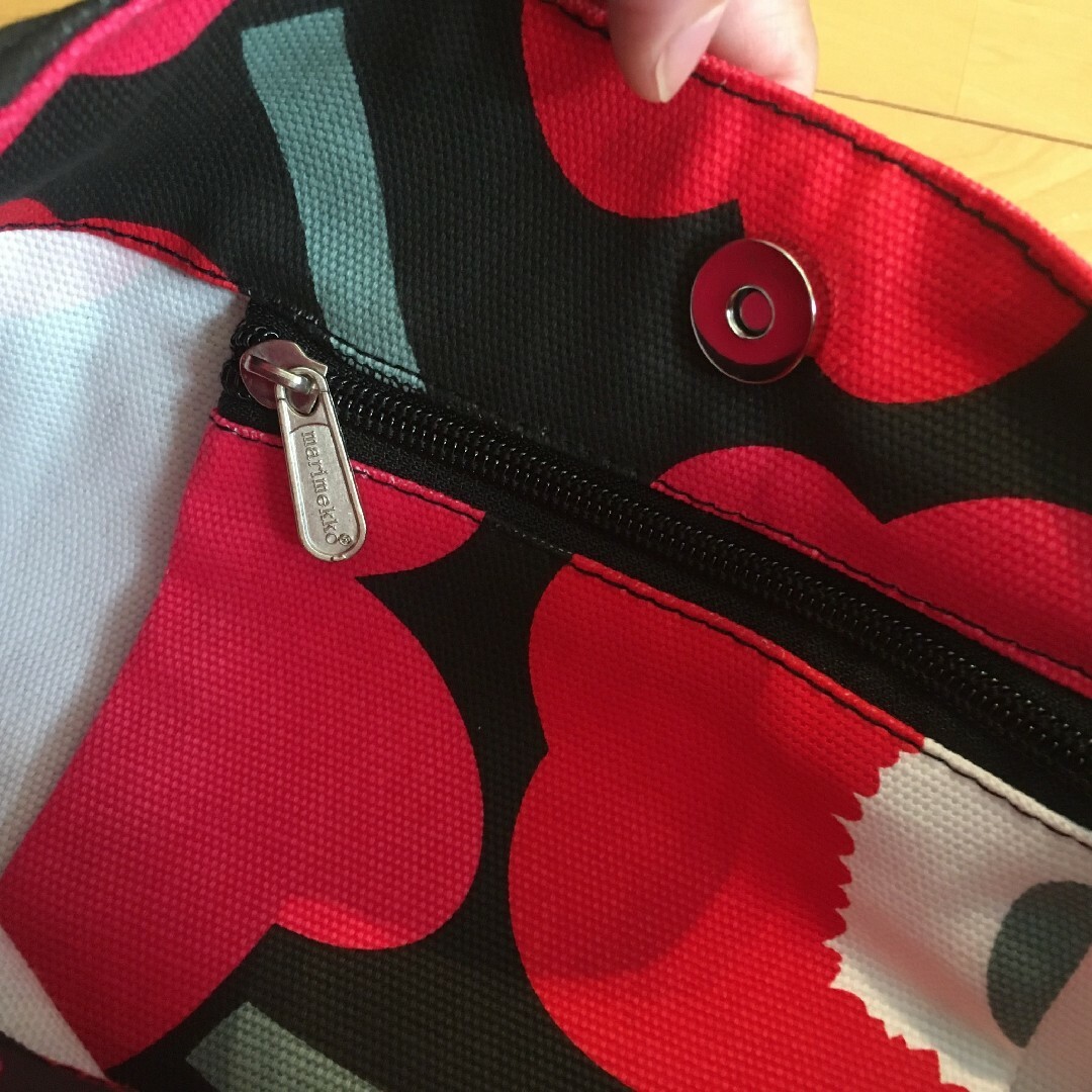 marimekko(マリメッコ)の【marimekko】新品未使用 ショルダー メッセンジャーバッグ 赤黒 花柄 レディースのバッグ(ショルダーバッグ)の商品写真
