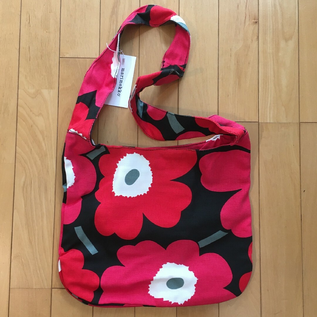 marimekko(マリメッコ)の【marimekko】新品未使用 ショルダー メッセンジャーバッグ 赤黒 花柄 レディースのバッグ(ショルダーバッグ)の商品写真