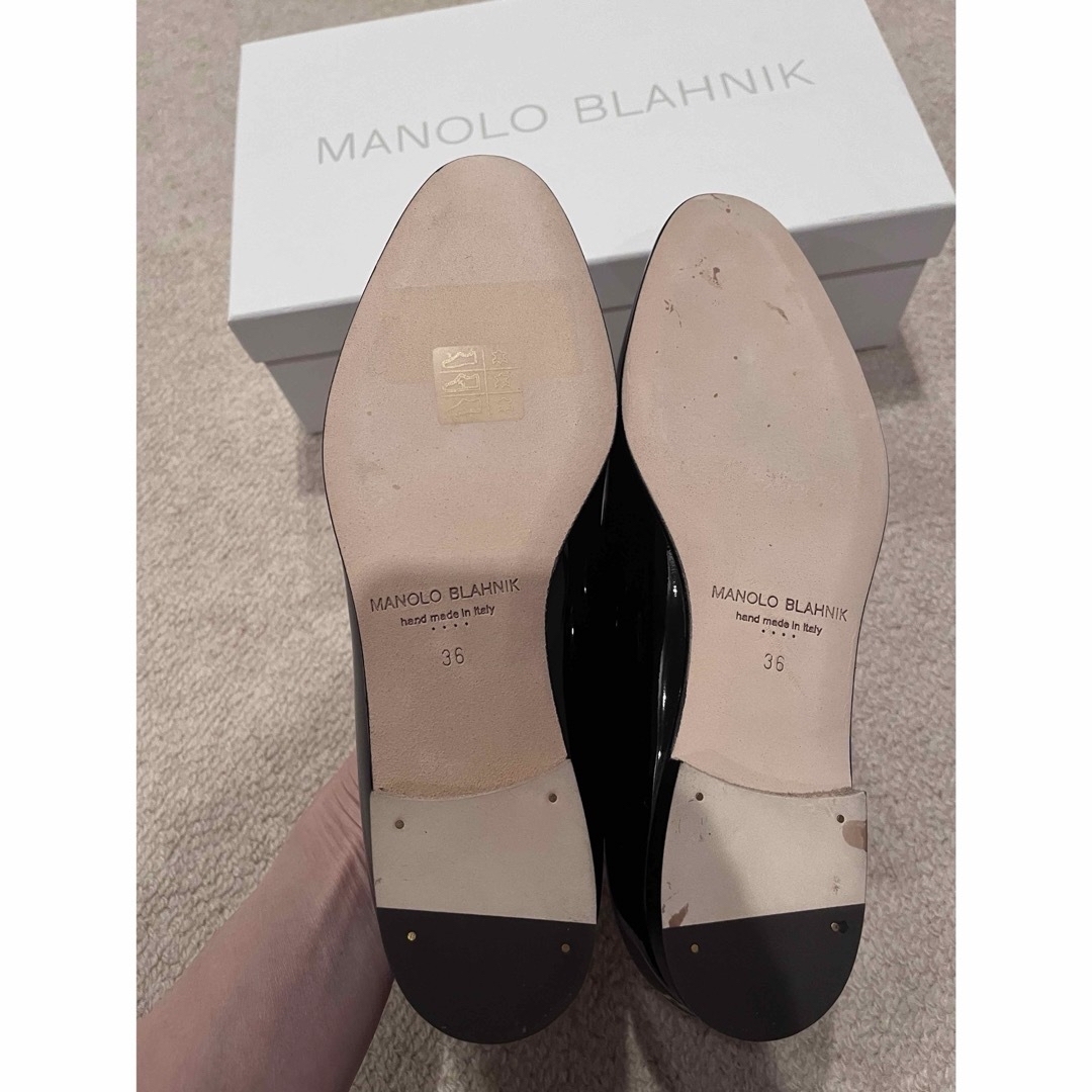 MANOLO BLAHNIK(マノロブラニク)のDrawer取扱マノロブラニク　PILA エナメルビジューローファー　未使用36 レディースの靴/シューズ(ローファー/革靴)の商品写真