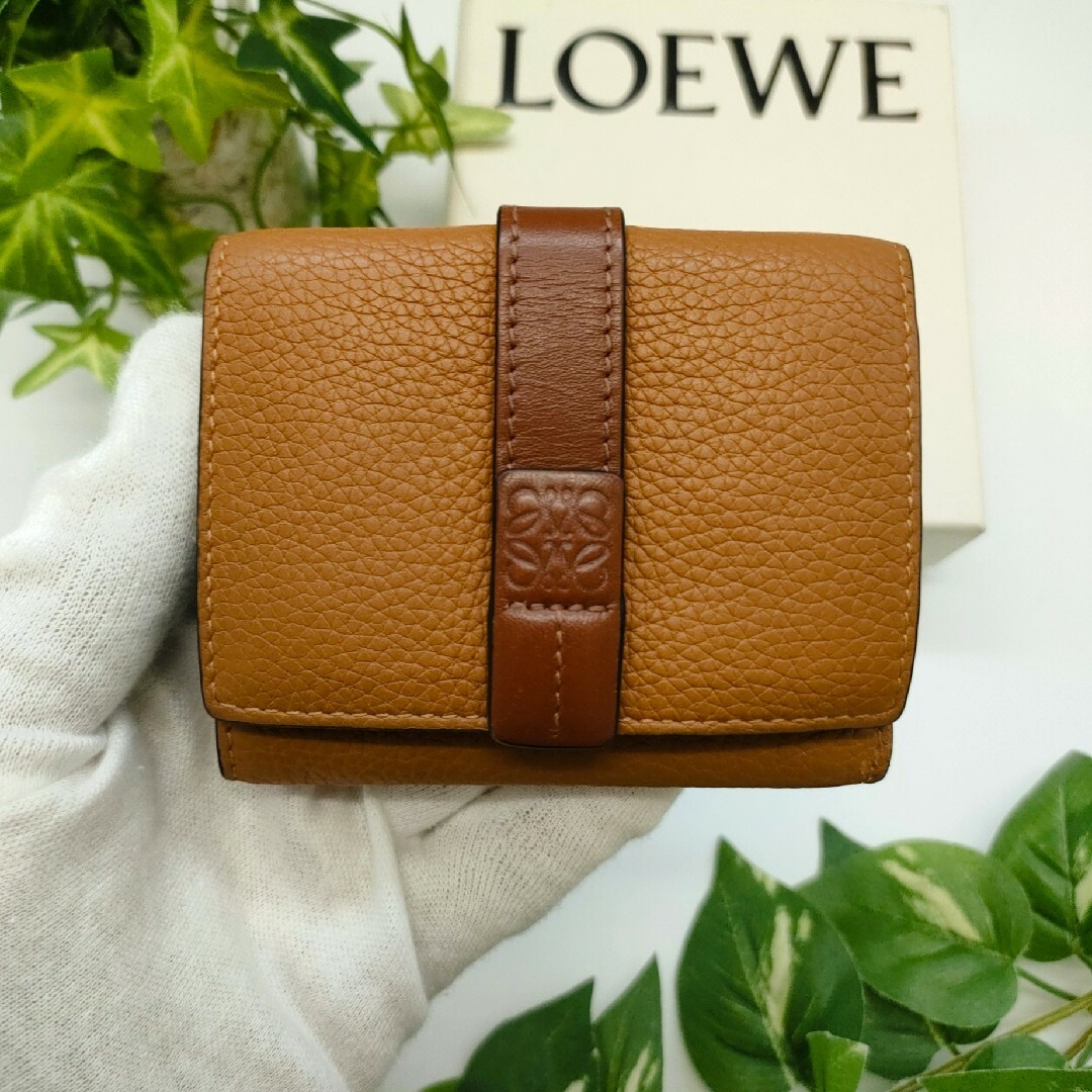LOEWE(ロエベ)のロエベ　三つ折り財布　トライフォールドウォレット　アナグラム　ブラウン レディースのファッション小物(財布)の商品写真