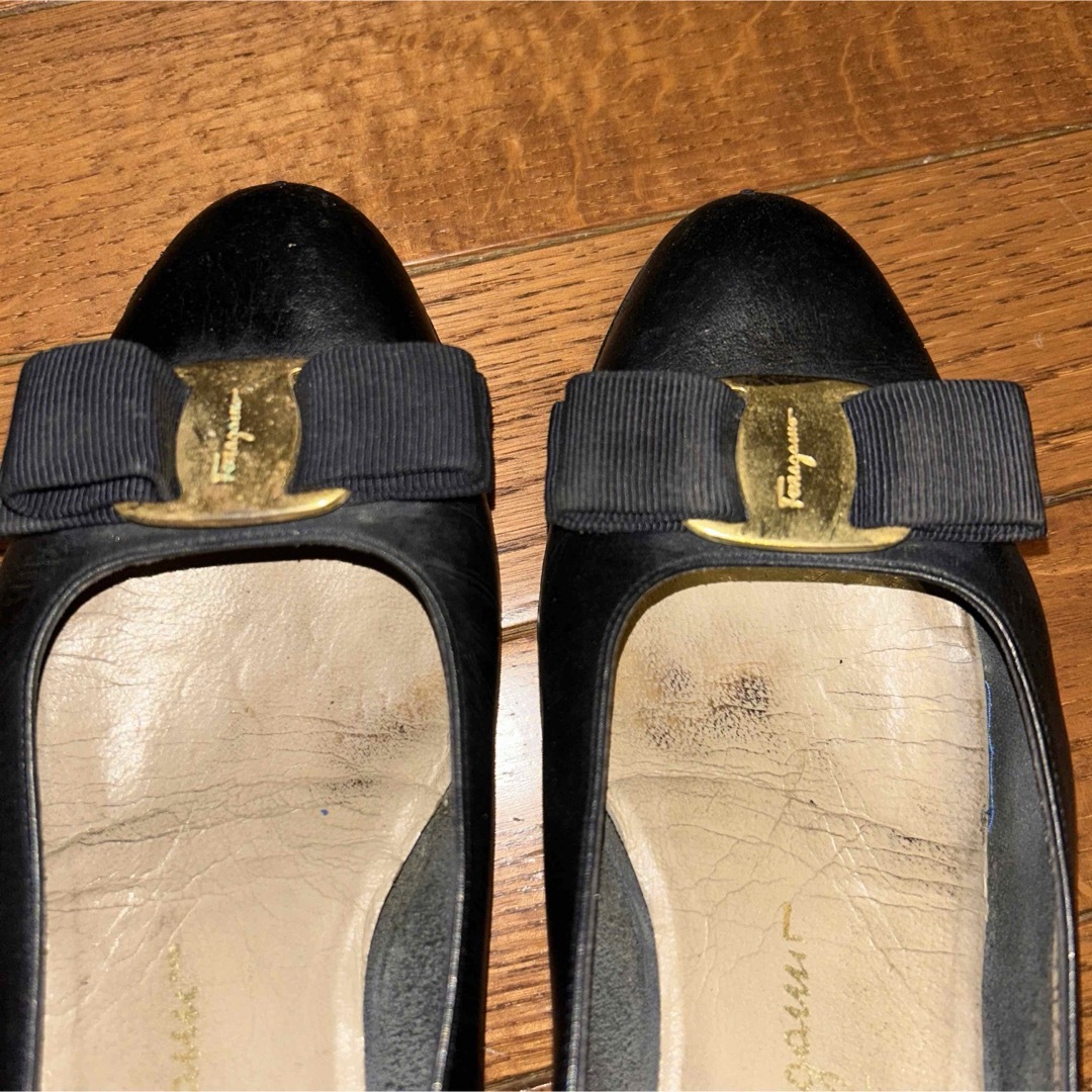 Salvatore Ferragamo(サルヴァトーレフェラガモ)の使用感あり　フェラガモ　黒革　23.5 レディースの靴/シューズ(ハイヒール/パンプス)の商品写真