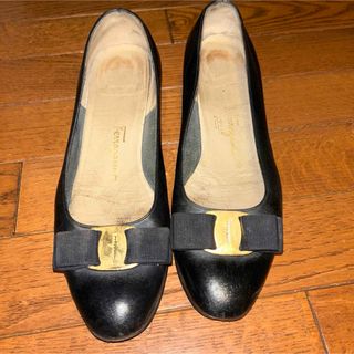 サルヴァトーレフェラガモ(Salvatore Ferragamo)の使用感あり　フェラガモ　黒革　23.5(ハイヒール/パンプス)