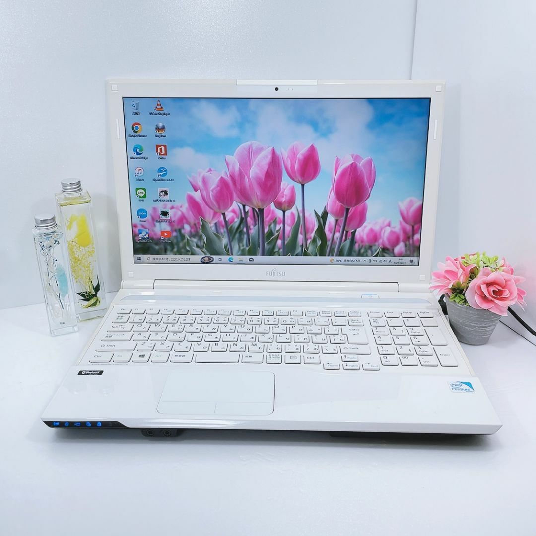 富士通 - 超美品⭐️薄型⭐️綺麗な白⭐️カメラ付きノートパソコン