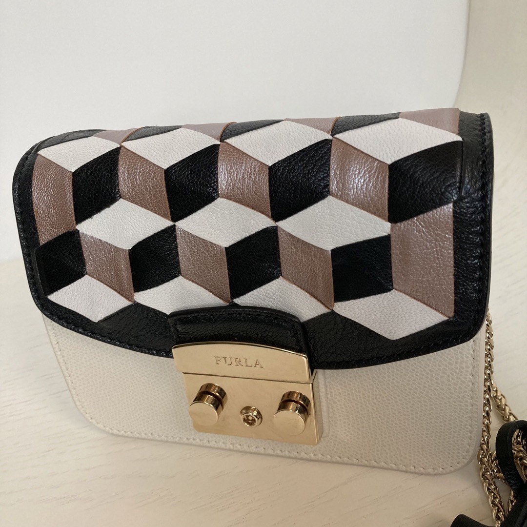 Furla(フルラ)の【美品】FURLA  メトロポリス カスタマイズ ショルダーバッグ 白 レディースのバッグ(ショルダーバッグ)の商品写真