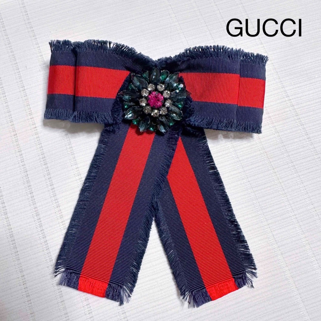 Gucci(グッチ)のGUCCI グッチ　リボン　クリスタル　ビジュー　ブローチ　コサージュ　極美品 レディースのアクセサリー(ブローチ/コサージュ)の商品写真